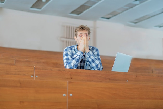 Cansado del sueño del estudiante de estudio en la sala de conferencias b