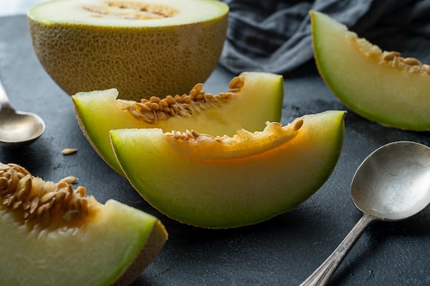 Cantaloupe-Melone Fruchtscheibe auf dunklem Hintergrund