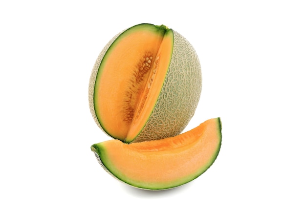 Cantaloupe-Melone in Scheiben geschnitten auf weißem Hintergrund