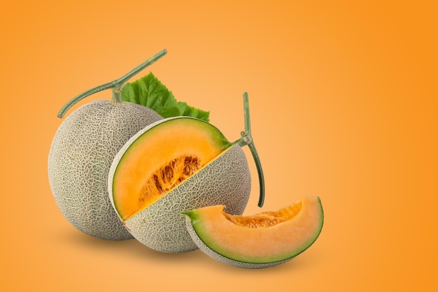 Cantaloupe-Melone isoliert auf orangefarbenem Hintergrund