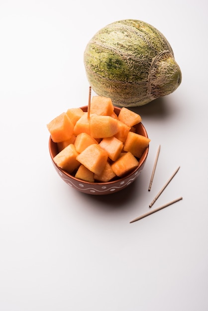 Cantaloupe oder Moschusmelone oder Kharbuja in Stücke geschnitten, serviert in einer Schüssel. selektiver Fokus