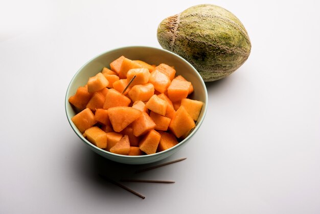 Cantaloupe oder Moschusmelone oder Kharbuja in Stücke geschnitten, serviert in einer Schüssel. selektiver Fokus