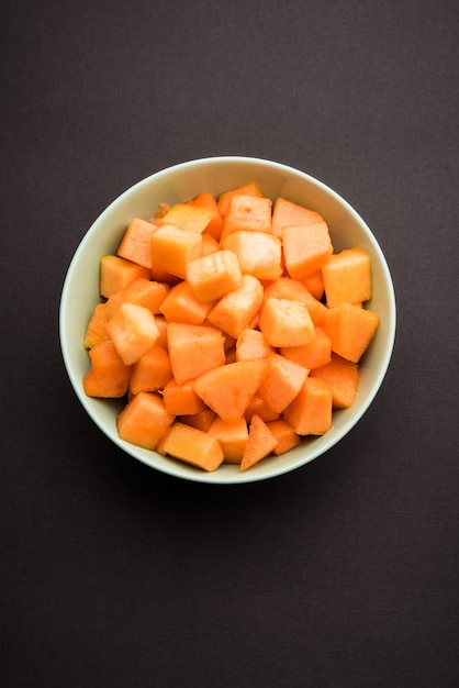 Cantaloupe oder Moschusmelone oder Kharbuja in Stücke geschnitten, serviert in einer Schüssel. selektiver Fokus