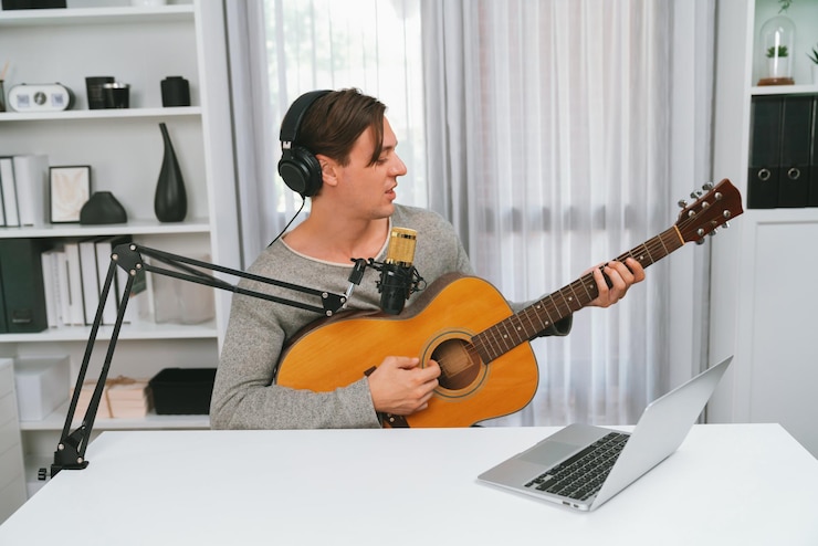 Foto cantante con cara sonriente en las redes sociales tocando la guitarra junto a cantar pecuniario