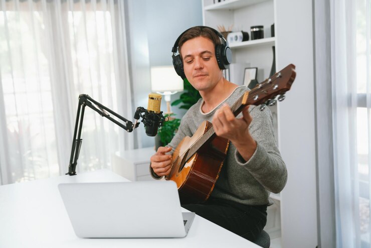 Foto cantante con cara sonriente en las redes sociales tocando la guitarra mientras canta pecuniary