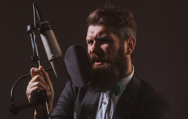 Cantante clásico Productor de sonido grabando una canción en un estudio de música Emocionado Karaoke