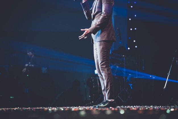 Cantante en el escenario