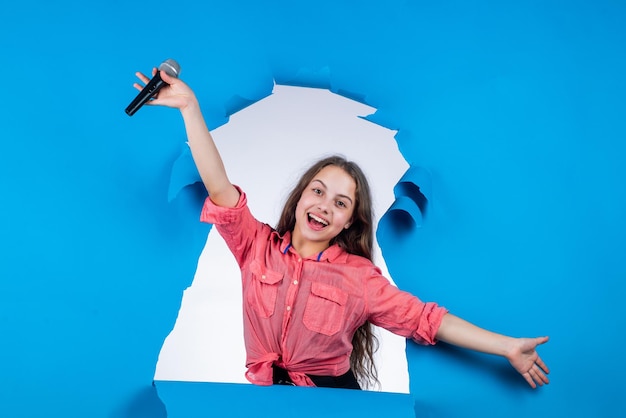 Cantante feliz con micrófono niña cantando concepto de escuela vocal club de karaoke la música es mi vida niño canta con micrófono alegre administrador de eventos niño diviértete en la fiesta