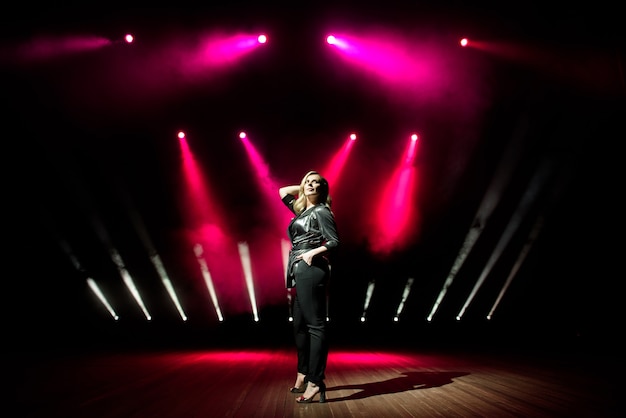 Cantante joven con luces de colores en concierto