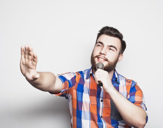 Cantante joven con micrófono