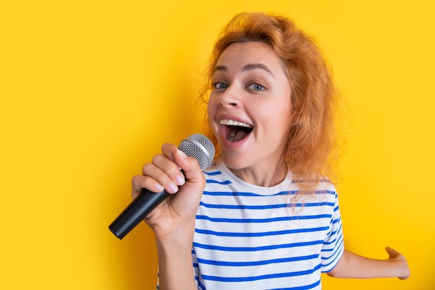 Cantante de karaoke feliz mujer aislada sobre fondo amarillo joven cantante mujer