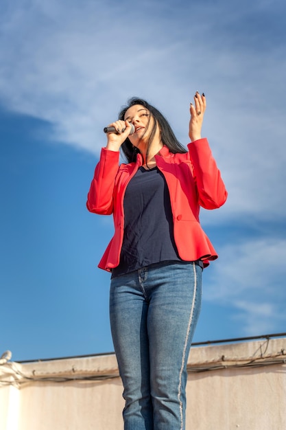 Foto cantante latino durante un ensayo en el techo del edificio