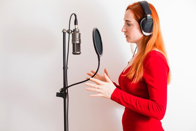 El cantante profesional se prepara para grabar una nueva canción.