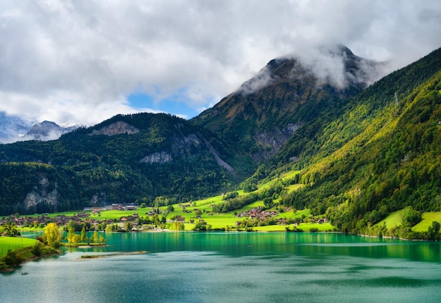 Cantão Lungern de Obwalden Suíça Uma vista de casas rurais em um prado verde Um lago em um vale de montanha Um lugar popular para viajar