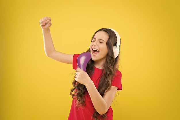 Cantar letras Niño adolescente disfrutar de la música tocando en los auriculares Niña pequeña disfrutando de su música favorita Atrapar el ritmo Niño escuchando música con auriculares Entretenimiento y diversión Todo el mundo musical en sus oídos