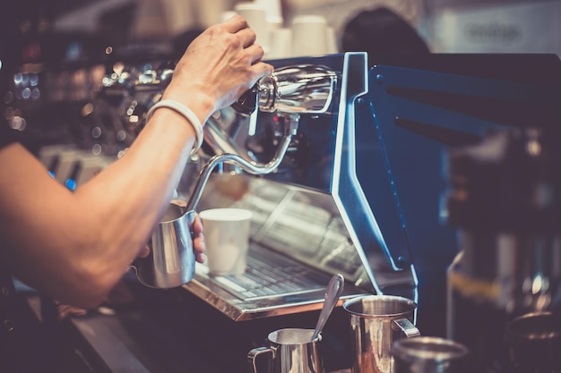 Un cántaro recortado que se llena a mano con bebidas en un café