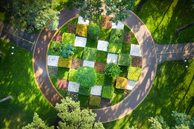 Canteiro de flores topiário com árvores e arbustos aparados em formas geométricas. Cuidadosamente cuidado pelo jardineiro. Vista aérea.