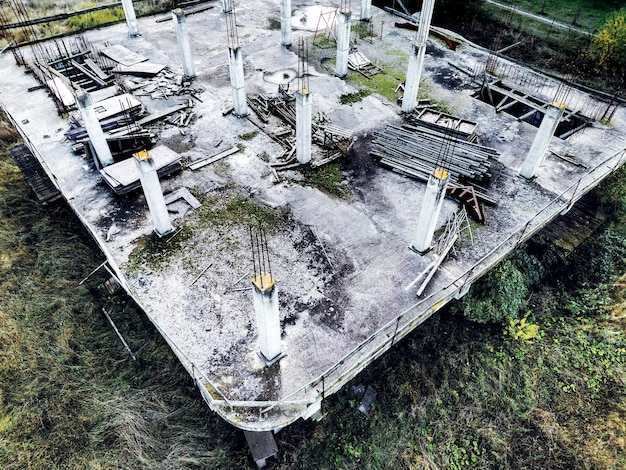 Canteiro de obras abandonado de uma casa monolítica de concreto armado Materiais de construção abandonados Pare de financiar a construção Disparando de um drone