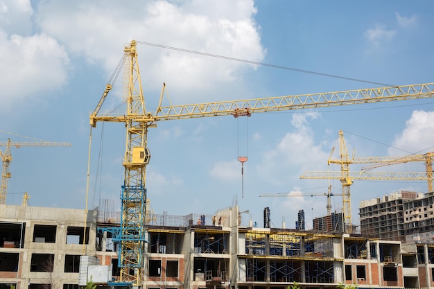 Canteiro de obras com guindaste e construção Construção de um edifício residencial de vários andares