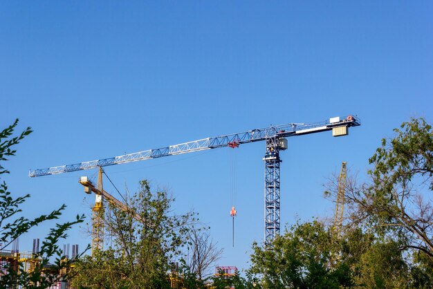 Canteiro de obras com guindaste e construção