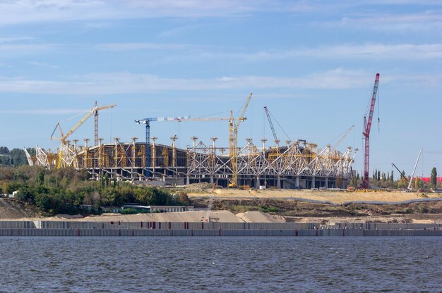 Canteiro de obras com guindaste e construção