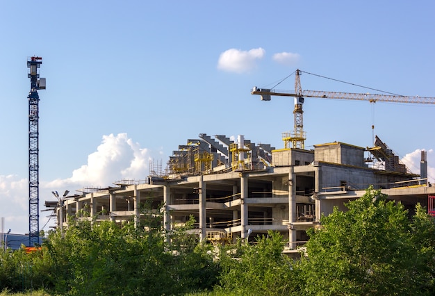 Canteiro de obras com guindaste e prédio