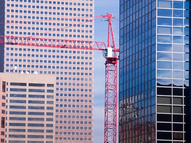 Canteiro de obras com guindaste no centro de Denver.