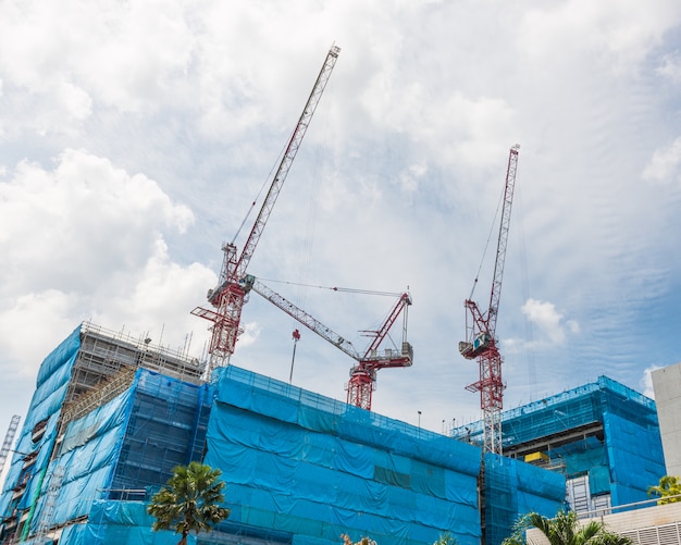 Canteiro de obras com guindastes