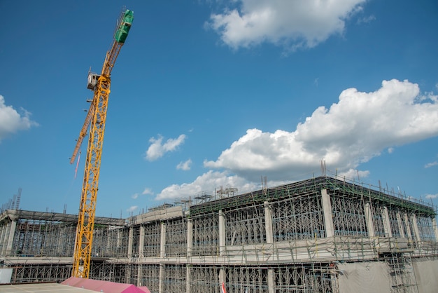 Canteiro de obras de construção lindo céu azul fluxo fundo