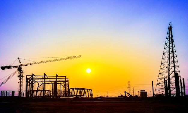 Canteiro de obras de silhueta e trabalhador