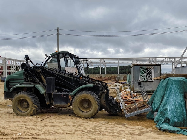 Canteiro de obras de um complexo industrial pequenas casas para construtores com janelas um trator em grande