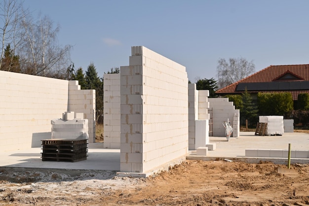 Canteiro de obras de uma casa familiar Alvenaria nua de uma pequena casa nos subúrbios