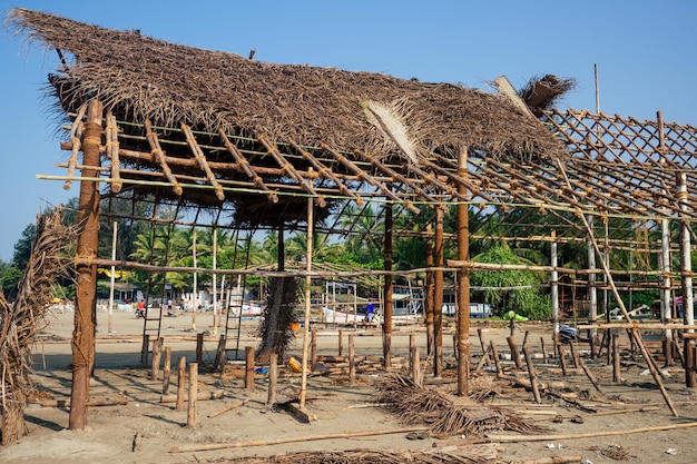 Canteiro de obras do café turístico na praia indiana goa