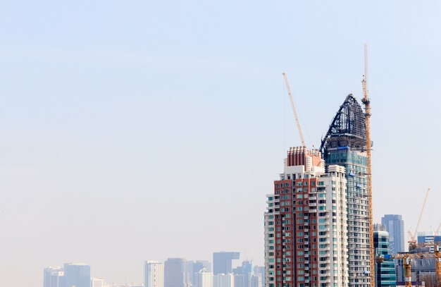 Canteiro de obras do edifício com fundo do céu azul. sobre a luz