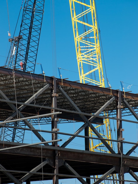 Canteiro de obras do novo edifício comercial. construção em estrutura de aço.