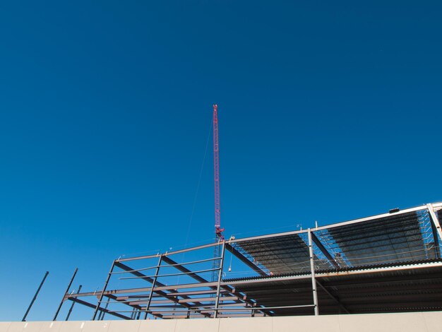 Canteiro de obras do novo edifício comercial. construção em estrutura de aço.