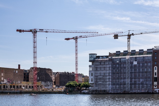 Canteiro de obras em Berlim no rio spree