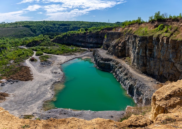 Cantera abandonada de granito y arena con un lago Extracción de piedra en el cañón