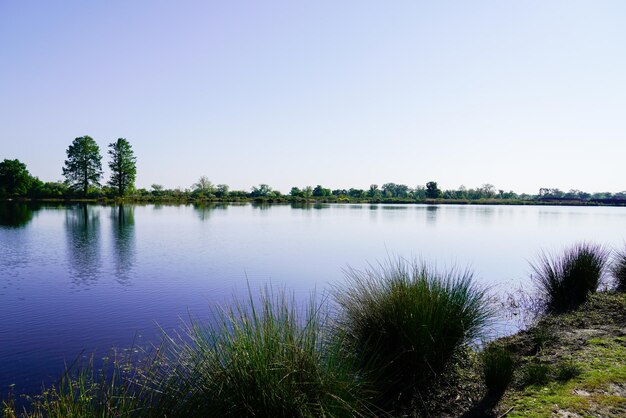 Foto cantera de agua de parempuyre reflexión del lago cerca de burdeos en gironda, francia