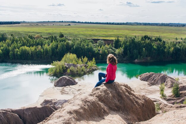 Cantera de arena abandonada al lago azul