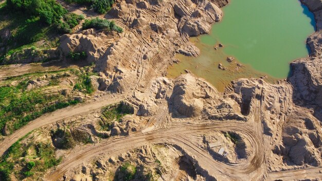 Cantera de arena inundada. Lugar donde andan las motos de cross y dejan huellas. Paisaje para actividades extremas de cuadriciclos. Minas de Sychevo. Distrito de Volokolamsk de la región de Moscú. Rusia