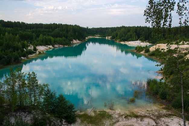 Cantera de caolín con agua turquesa y arcilla blanca