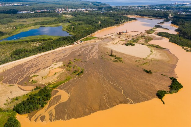 Cantera para la extracción de recursos naturales extraídos desde arriba con un dron