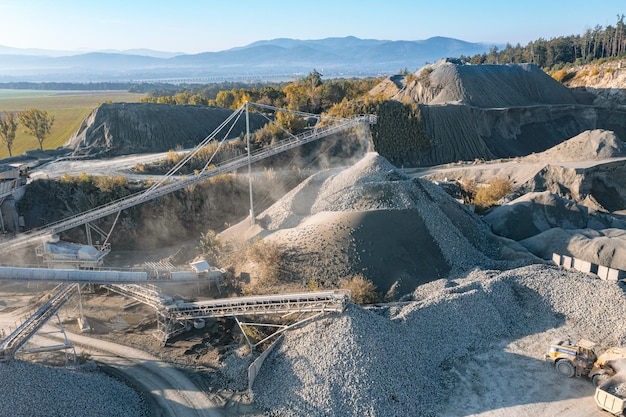 Cantera de granito contra un fondo de cielo azul, grandes montones de piedra y enormes depósitos de granito en las rocas