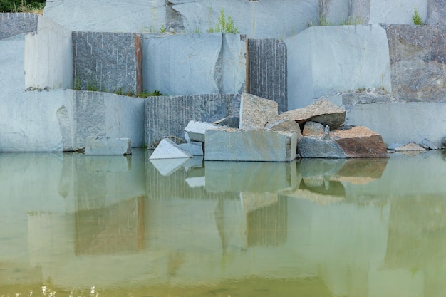 Cantera de granito con grandes bloques de granito