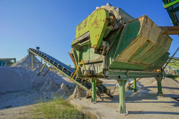 Cantera de grava industrial y refinería de piedra arenisca