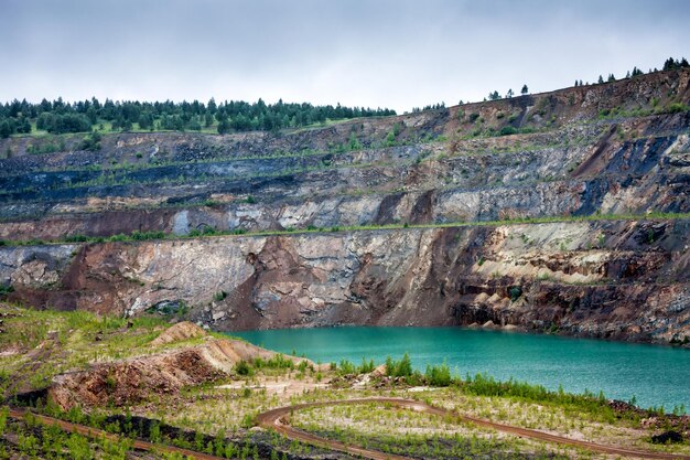 Cantera inundada de agua turquesa