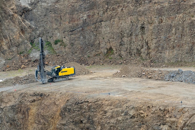 Cantera de minería a cielo abierto con máquina perforadora de minería Minería en la cantera de granito Industria minera