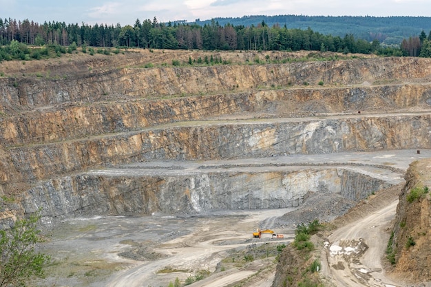 Cantera de minería a cielo abierto con maquinaria Extracción de piedras para obras de construcción