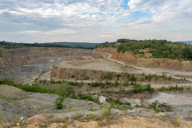 Cantera de minería a cielo abierto con maquinaria Extracción de piedras para obras de construcción